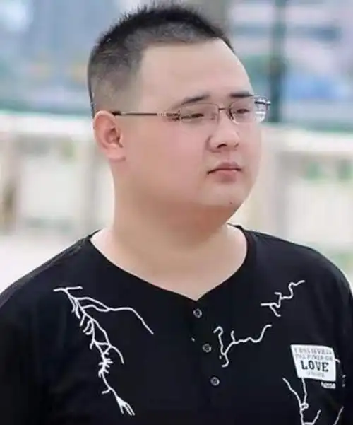 男生大脸适合的发型,脸大的男生适合什么发型图5