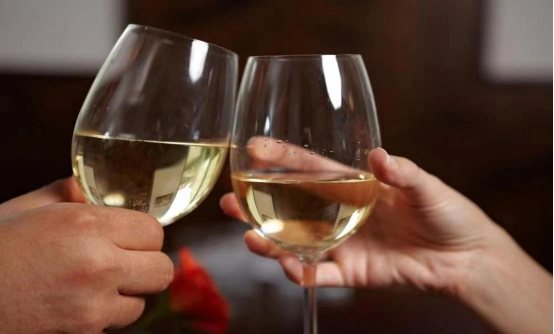 老一辈人说过倒酒要注意手势这是为什么呢?