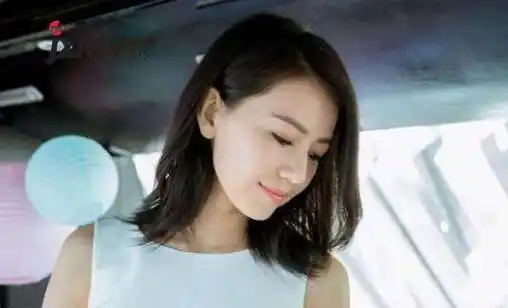 高圆圆产后上镜略有变化玫红色上衣很显白清纯气质没有变