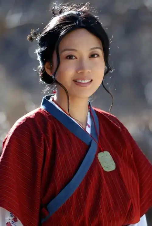 很震惊!52岁闫妮近照曝光堪比"毁容"的消息,震惊全网.