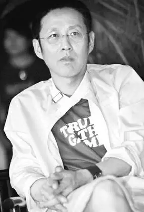 回顾陈道明专耕于慈善事业对娱乐圈乱象零容忍让女儿成他骄傲