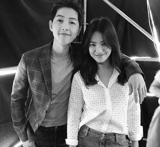 宋仲基官宣二胎,40岁凯蒂一年内两度怀孕,网友:怪不得乔妹离婚