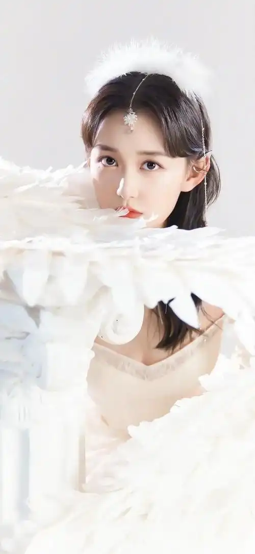 美女系列壁纸第59期,我们带来了备受瞩目的新生代演员蒋依依.