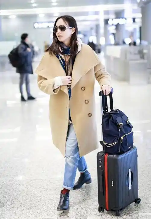 原创张钧甯不愧是健身达人穿浅卡其色大衣优雅高级骨感美抢镜