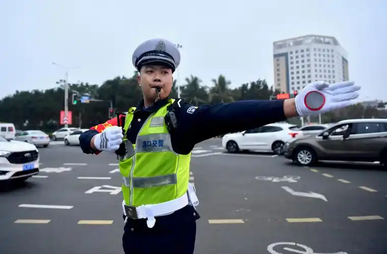海口公安交警开展交通指挥手势实战大比武活动