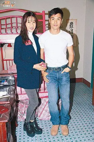 钟嘉欣  微博  与陈展鹏  微博  的剧集讲述九十年代香港,但两人造型