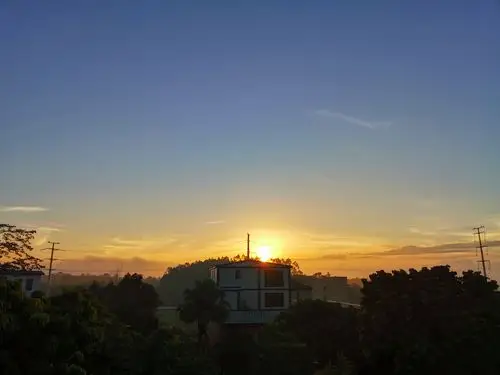 天气变化无常,抬头还是朗朗晴天…眨眼之间雨水滴滴…甚至烟雾缭绕