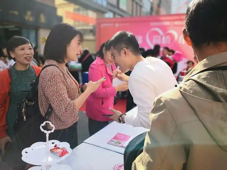 儿女没对象,"操心"父母代相亲,相亲现场吸引180个家庭报名参加