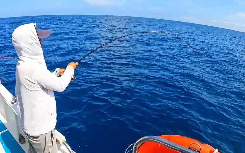 深海钓鱼碰上巨物,渔夫拔到手抽筋,直呼这鱼不要了