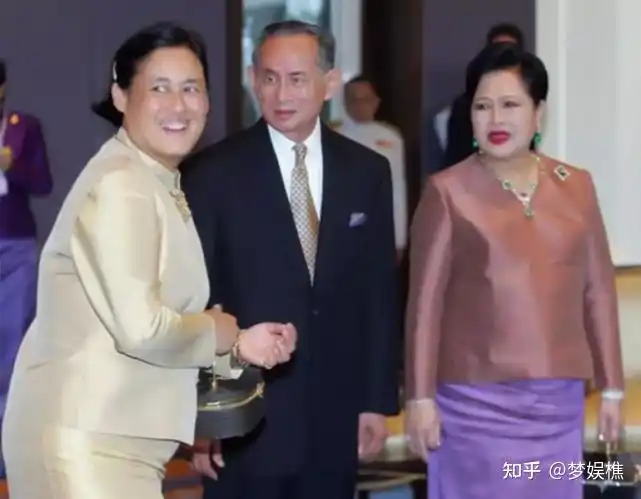 拉玛九世连王位传给谁都不能做主,难道当时被绿时就能把妻子怎么样吗?