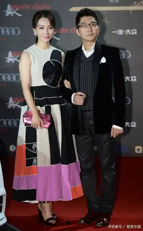 陈数携丈夫走红毯,她一袭印花裙变温柔小女人,老公穿夹克很绅士_气质