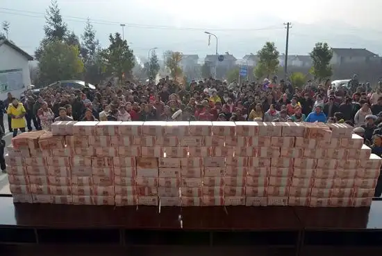 四川一村子发千万现金 村民数钱数到手软