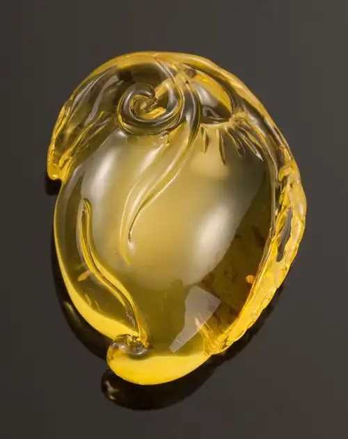 > 天然琥珀(附证书赠银链)吉祥雕件随形