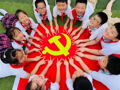 江苏省无锡市云林实验小学开展"红领巾心向党 我与党旗合个影"主题