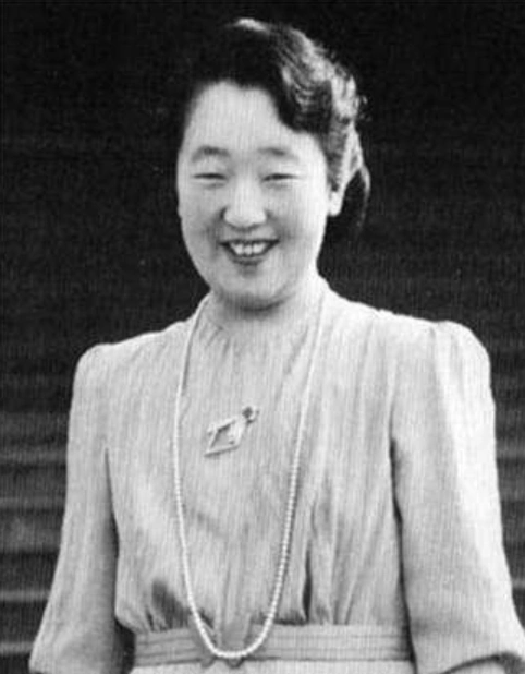 原创日本良子皇后连生4女差点被废憎恶美智子一举得男折磨她42年