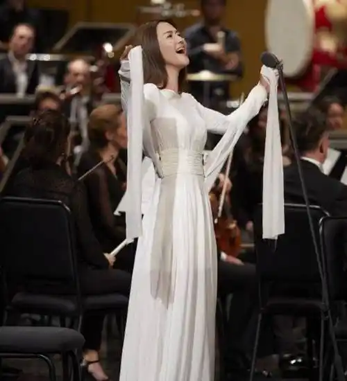 谭维维美得惊艳,一身白长裙仙气十足,气质出众_白色_很漂亮_整体