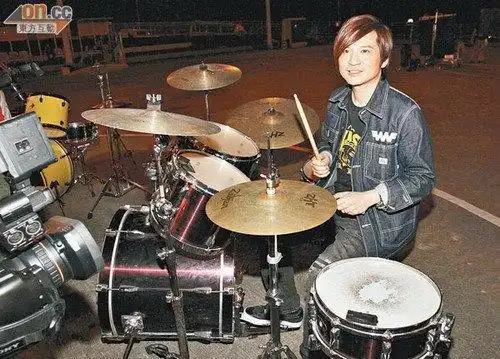 叶世荣独自摇滚向黄家驹致敬称单飞更海阔天空