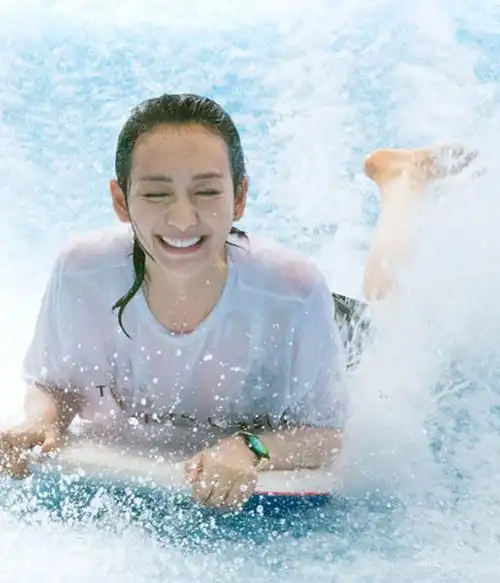 王鸥遭壮汉猛推入水冲浪板上划水上演湿身诱惑