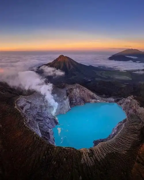 伊真火山(mount ijen)火山口是一个绿松石色的火山湖,被认为是世界上