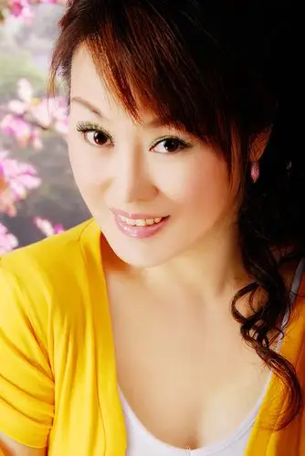 红蔷薇(傅蓉),来自美丽的海滨城市大连,从小就喜爱音乐的她,音色柔和