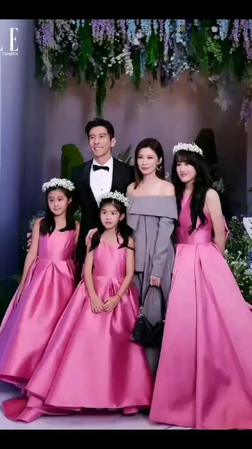 贾静雯修杰楷一家五口参加萧敬腾林有慧婚礼,一家人合影好温馨!