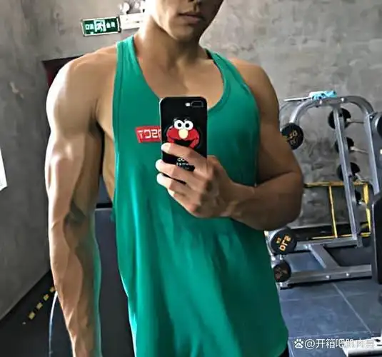 他是一个身材健壮的肌肉男,每天都去健身房锻炼,然后回来就穿着背心