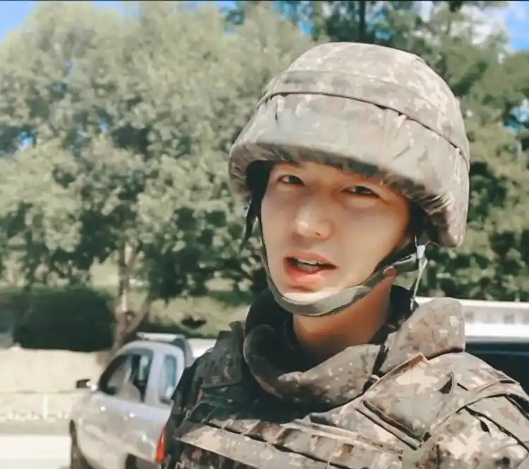 李敏镐军装照曝光,韩网mbc评价最帅李小兵,网友:颜值最高的兵