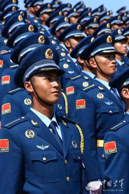 300空军蓝参加阅兵合唱 个个晒成小黑人