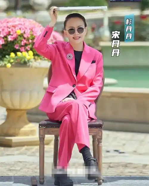 原创宋丹丹被拍发量稀疏面相老气但身材保持的很好腿比年轻人细长