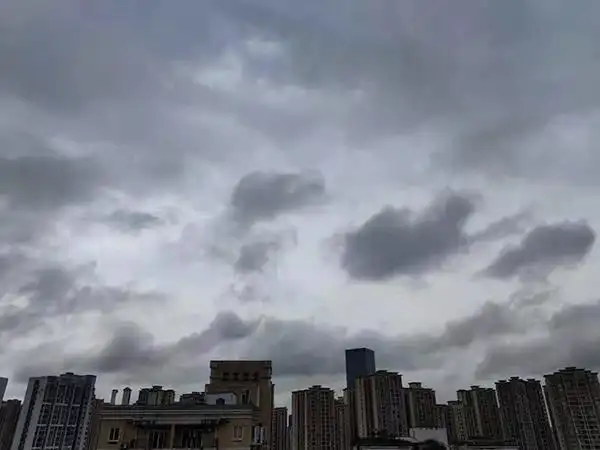 今晨09时,中心城区阴天有分散阵雨.