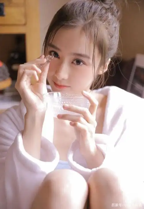 一组漂亮美女照片:香肩美颈,女神气质