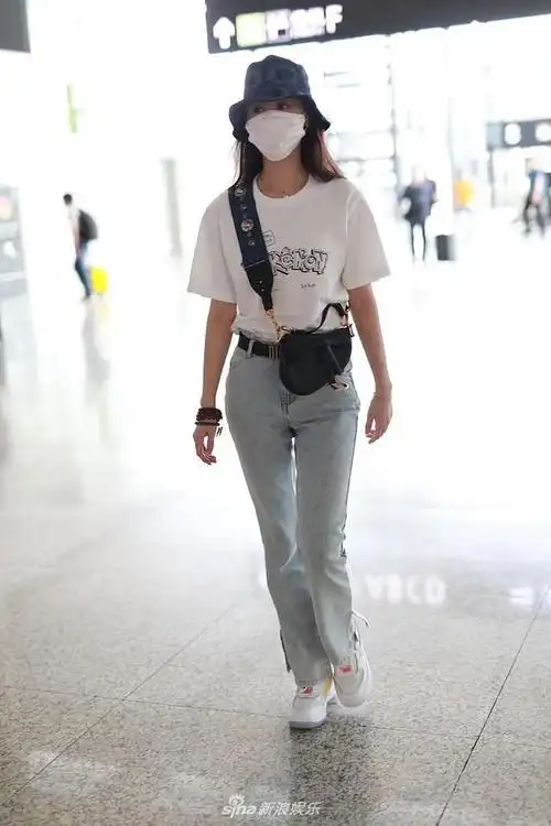 组图:袁冰妍独自赶路戴网纱帽复古又时尚 走路带风自信满满