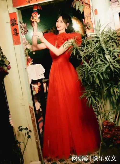 唐嫣大年初一晒照送祝福一身红裙明艳动人梦回繁花汪小姐