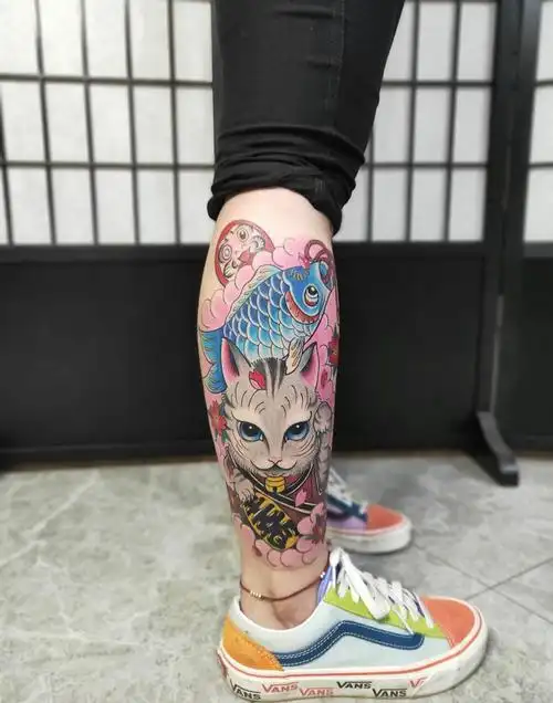 小腿重彩招财猫纹身图片_腿部老传统纹身图案