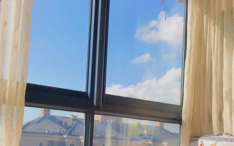 早晨醒来窗外有蓝天白云温暖的阳光,以及一名一看到你就开心得不得了