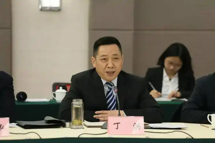 区委书记讲话图车库咖啡合伙人孟庆波与刘小强区长签约孟总签约图车库