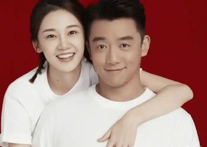 官宣结婚后,郑恺苗苗甜蜜牵手逛街,我看到爱情中最美好的模样!