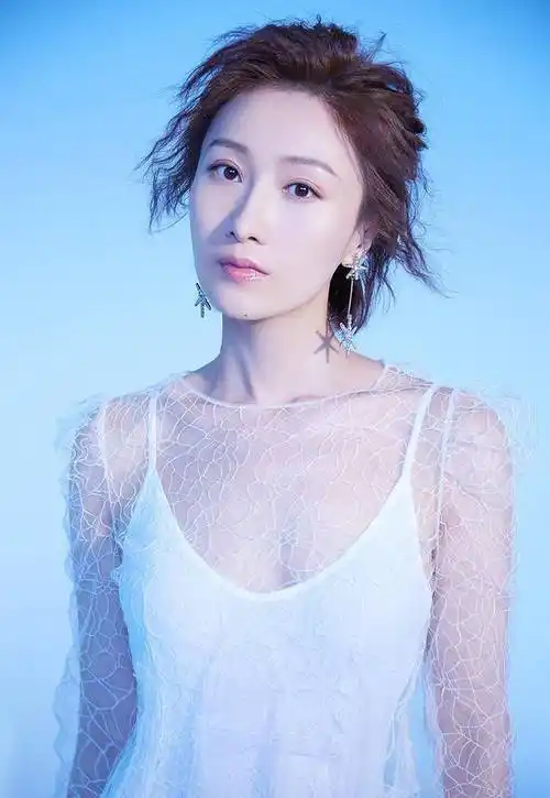 34岁演员肖涵官宣二胎,牵宝宝手幸福满满,曾让大儿子喊张翰舅舅_孩子