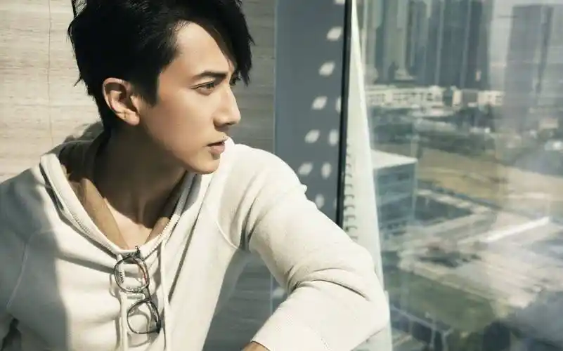 中年男人拉开差离的是自律,眼里有光,8块腹肌是真的_吴尊_健身_生活