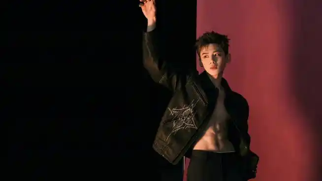 白敬亭腹肌封面#白敬亭ellemen十月刊封面花絮照,腹肌,手臂肌肉和