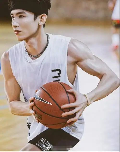 白敬亭常年健身肌肉线条好man这么好的身材不穿衣服就好了