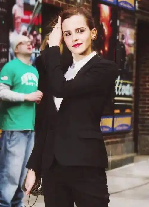 穿西装的艾玛沃特森,果然是气质甜美,形象唯美,举止优美_魅力_因为_小