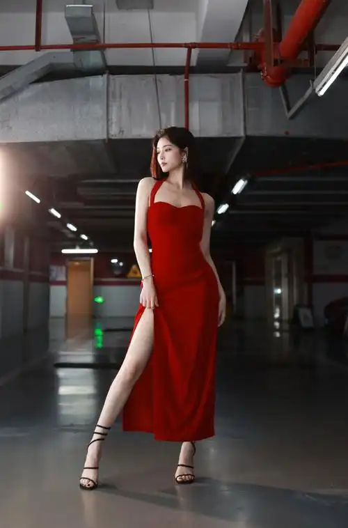 许佳琪红色高开叉长裙造型