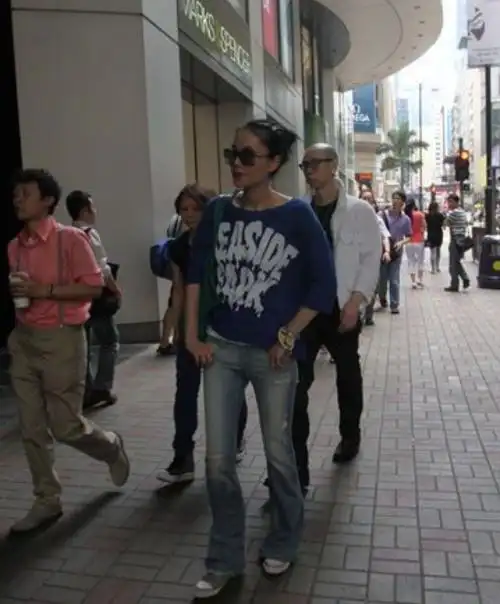 王菲9年前伦敦购物照曝光,皮肤白皙下巴尖锐,挑中项链有半米长