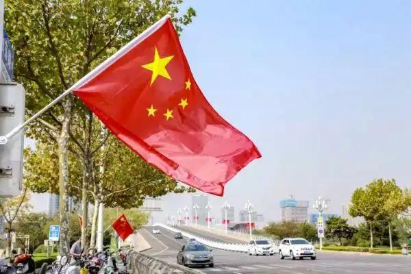 五星红旗迎风飘扬 日照满城洋溢"中国红"