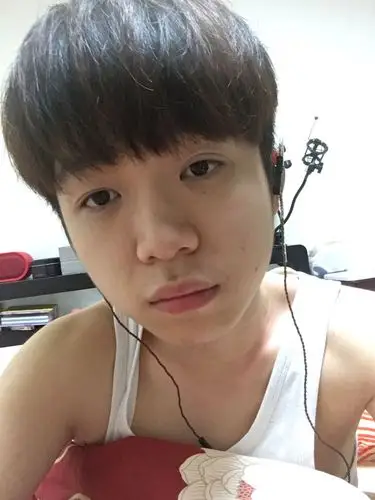 热心网友  2019-02-09   展开全部 这个男生长得一般般,打6分,你克