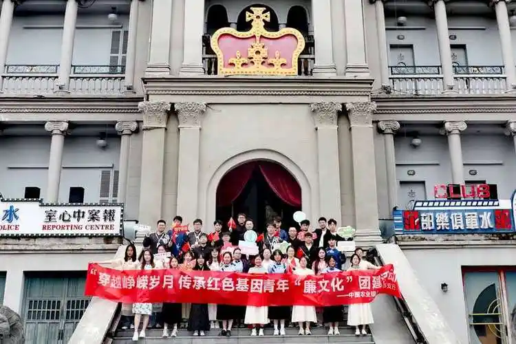 东阳农行青年一行走进横店影视城广州街香港街度假区,一同赶赴建党