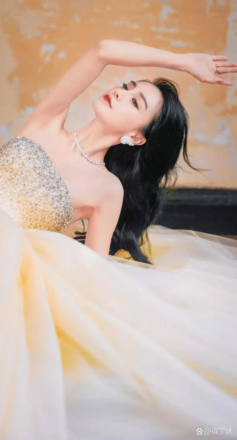 angelababy 金色礼服长裙:优雅灵魂的内娱美人 67