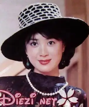 傅艺伟一同出演封神榜这一部电视剧的,是一位非常著名的香港男演员汤