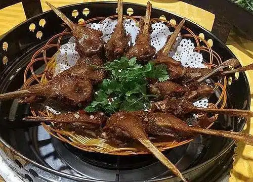 椒盐鸭下巴 椒盐鸭下巴:堪称宵夜届嘅啤酒消灭者,战斗力满血.